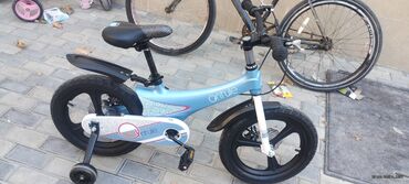 Elektrik velosipedlər: Mavi rəngli uşaq velosipedi möhkəm çərçivəyə və təkərlər üzərində
