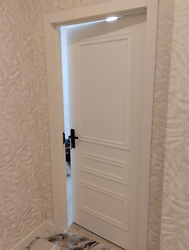 Tavan işləri: Təsvir: - Zövqlə təmir edilmiş, işıqlı mənzil interyeri. Geniş dəhliz — 20