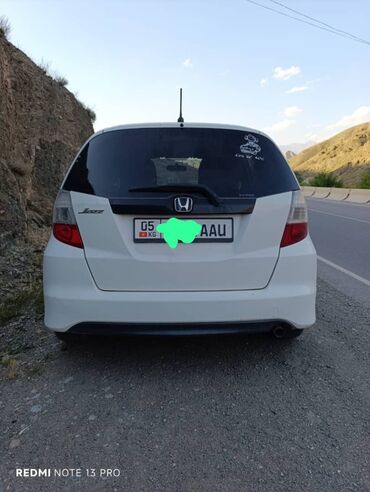 электромобили машины: Белый пятидверный хэтчбек Honda Jazz, идеально подходящий для