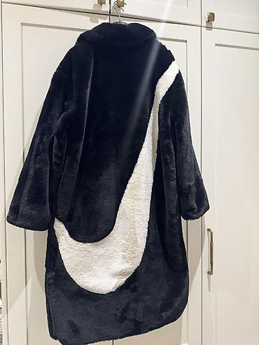 nike corablar: Qara süni kürk NIKE Arxasinda boyuk Nike isharesi var. Olcu s, amma — 2