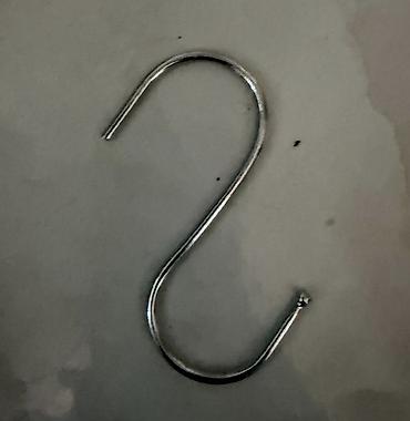 asılqan satılır: Satılır: S-vari metal qarmaqlar (58 ədəd) Mağazalarda vitrin, stend — 1