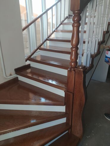 Деревянные лестницы: Деревянная лестница с окрашенными ступенями и белыми балясинами — 9