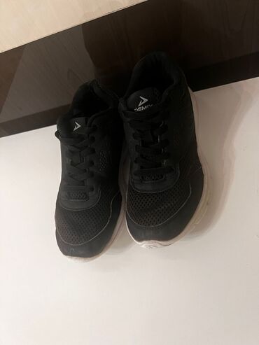 кросовки для волейбола: Продам кросовки Demix 35 размера