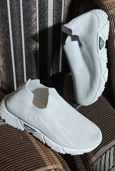 обувь белая: Продам изи белого цвета,были одеты пару раз,в отличном состоянии