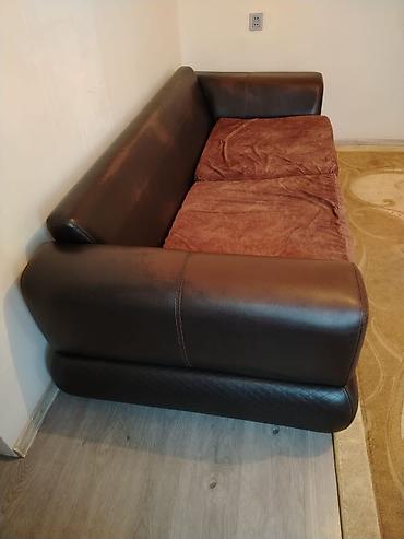 divan dəri: Qonaq otağı üçün 3 nəfərlik divan - Material: tünd qəhvəyi rəngdə — 1