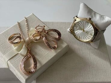 Setovi nakita: Komplet nakita sa kutijom
Cena 2000din — 7