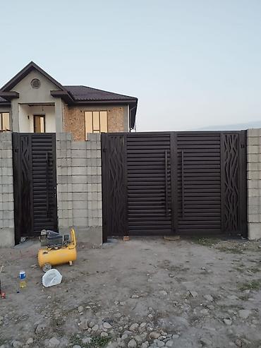 Распашные ворота: Металлические ворота с декоративными панелями .Ферма и навесом любой — 47