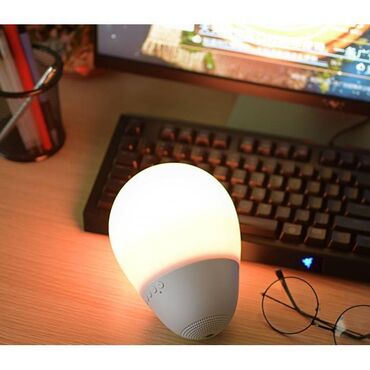 rgb led: Bluetooth dinamik ilə ağ rəngli RGB masa lampası. Dinamik və məzəli