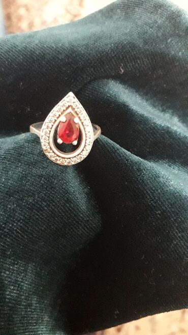кольцо из камня: Оба чистый Серебро 925. с красным камнем 17 размер. мелкими камушками