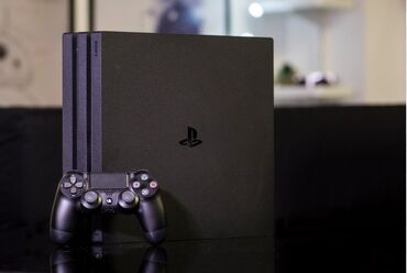 PS4 (Sony Playstation 4): Ideal veziyyetde Playstation 4 Pro 1 TB icinde oyunlar var bir pultla