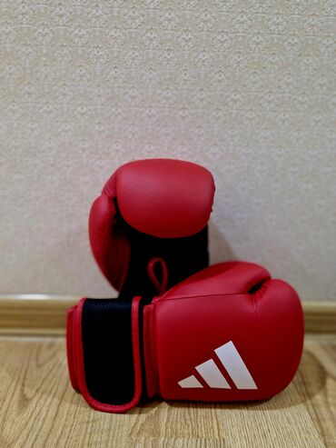 İdman qidaları: Original Adidas Boks Əlcəyi 
10 oz 
Turkiyədən gətirilib