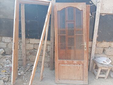 Ремонт и строительство: Taxta materialdan hazırlanmış, şüşəli hissələri olan qəhvəyi rəngli