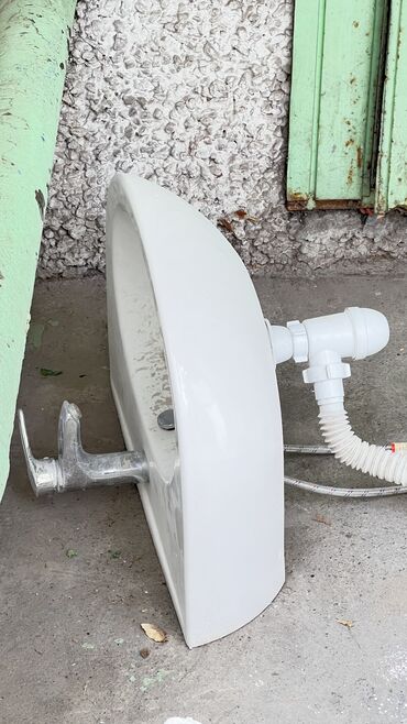 помпа доя воды: Продам раковину вместо со смесителем. В связи с ремонтом. Работает