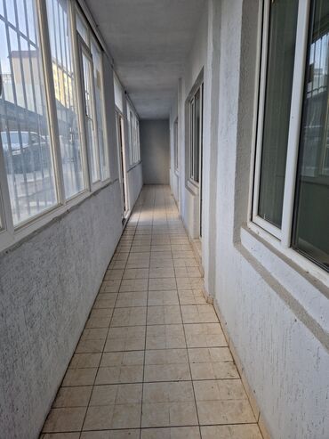 аренда помещений 35кв: Сдаётся полуцокольное помещение 54 м2, 3 комнаты, санузел, шикарное