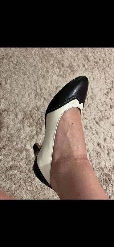 srebrna haljina i cipele: Salonke, 39