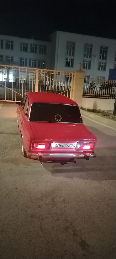avtomobil az zil 130: VAZ 2106 sedan – klassik qırmızı rəng, xrom xarici detallarla. - — 1