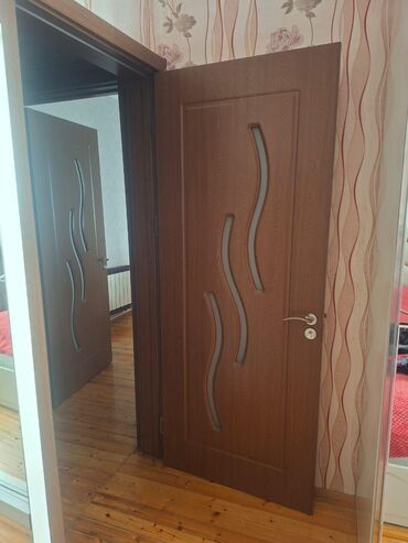 qapi otaq: İşlənmiş Otaq qapısı Plintus ilə, Zəmanətsiz, Ünvandan götürmə