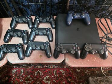 PS4 (Sony Playstation 4): PlayStation 4 oyun konsolu və səkkiz ədəd DualShock 4 gamepad. Konsol