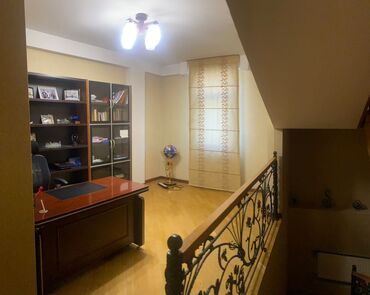 Həyət evləri və villaların satışı: Şəhər mənzərəsinə açılan balkonları olan möhtəşəm fasadlı 4 mərtəbəli — 33