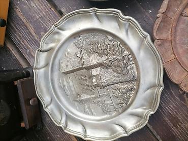Dekorativni zidni tanjir od metala (najverovatnije kalaj/pewter), sa