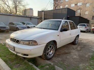 Daewoo Nexia: 2004 г., 1.5 л, Механика, Бензин, Седан