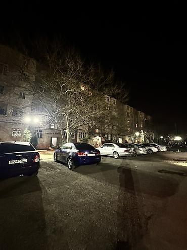 Köhnə tikili: 5 mərtəbəli daş binada mənzil. Geniş, işıqlı həyət, gecə — 3