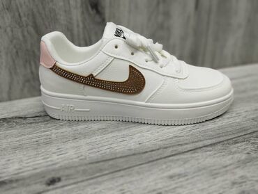 шлепки 39 размер: Кроссовки, 36, Nike, Новый, цвет - Белый, Платная доставка