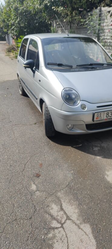 запчасти daewoo matiz бишкек: Компактный 5‑дверный хэтчбек серебристого цвета. Основные
