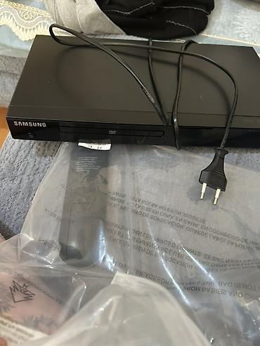 samsung ue49m5500: İki cihazdan ibarət dəst 1) Samsung DVD pleyer - Ön yükləməli disk — 1