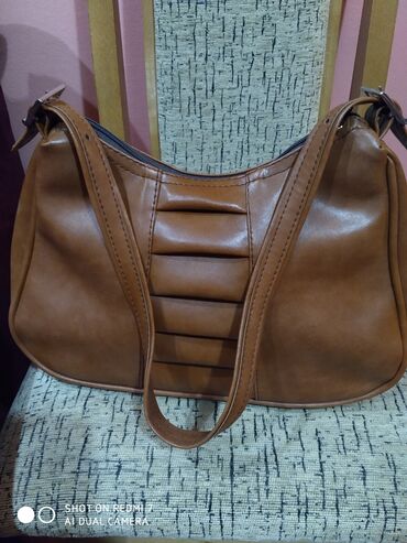 Handbags: Lepa mala braon kvalitetna tasnica. Novo! Dimenzije: Uzi deo tasnice
