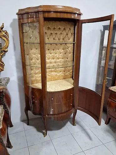 100cm: Stilska vitrina u intarziji (tapačirana unutrašnjost) Vitrina je u — 4