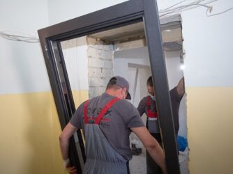 оборудование пластиковых окон: Дверь: Установка, Платный выезд
