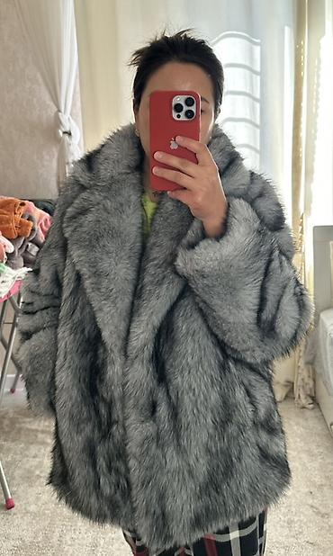Шуба из серо-голубой меха (визуально под чернобурку), свободного кроя