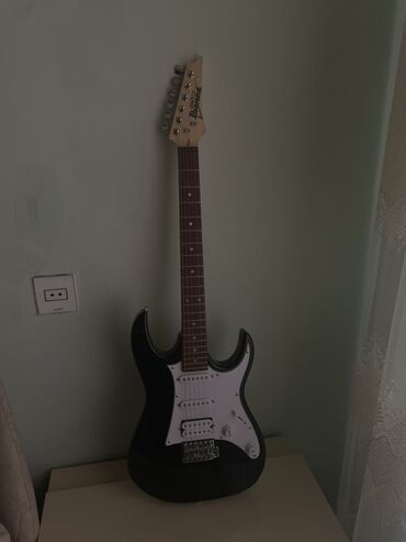 Pianolar: Elektron gitara, Ibanez, 6 sim