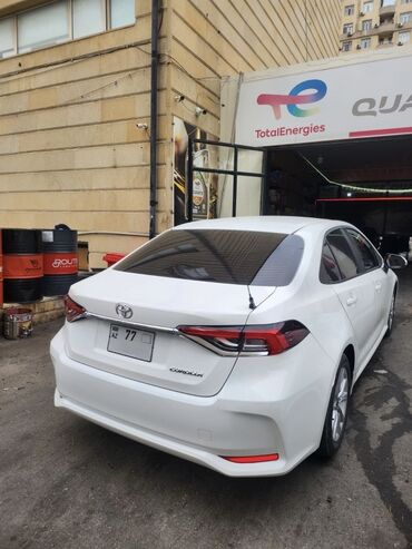 авто фольксваген поло: Toyota Corolla – sedan, ağ rəng. - Kuzov: aerodinamik xətlər, LED arxa