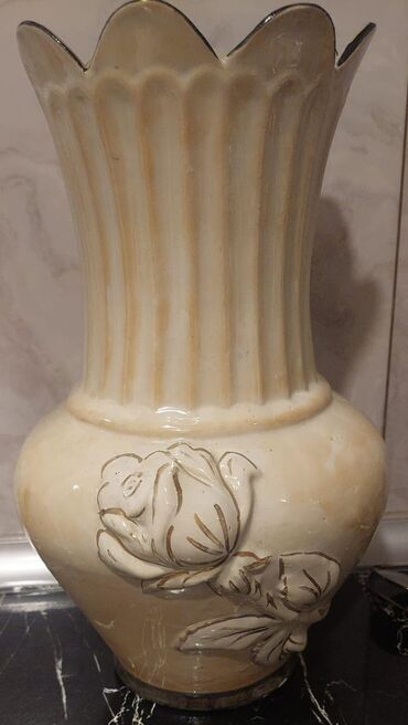 dekor güldan: Bir vaza, Keramika