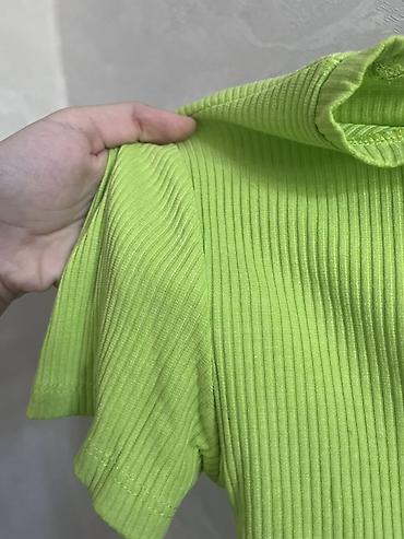 Qadın geyimləri: Rəng: parlaq neon-yaşıl Model: qısaqol, qısa (crop) t-shirt Detallar — 1