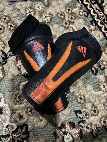 тренировочные костюмы для футбола: Футбольные щитки Adidas, разработанные для обеспечения защиты голеней