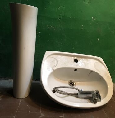 Darvazalar və aksesuarlar: Ağ rəngli keramika materialından hazırlanmış, ayaqlı lavabo dəsti. Bu