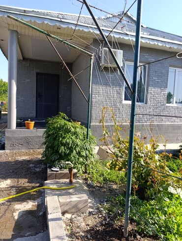 дом с озером: Продаю большой, теплый дом в селе Полтавка. в доме 3 спальни, зал