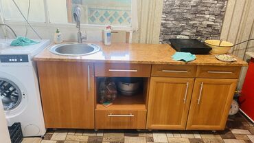 расположение кухонной мебели на кухне: Жаны алып жатканыма байланыштуу сатылып жатат. Күрөң түстөгү шкафтын