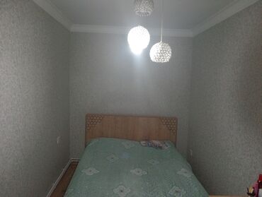 Otaqların uzunmüddətli kirayəsi: - Mətbəx: Parlaq ağ üst şkaflar və boz alt modullar, qranit tipli iş — 7