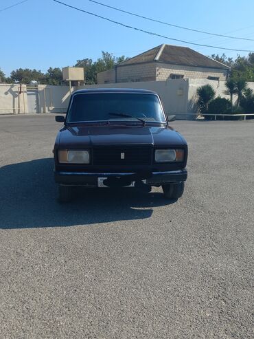 xacmazda ucuz avtomabiller: VAZ 2104 universal, tünd-bordo rəng. Klassik kuzov, 5 qapı, geniş
