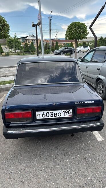 авто ваз 09: LADA 2107 синего цвета. Автомобиль с прямоугольными задними фонарями и