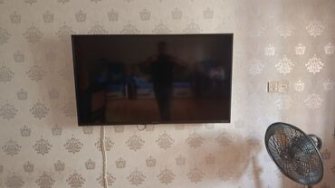 экран на кондиционер: Divara quraşdırılmış plazma/LED televizor - Təxminən 43–50 düym