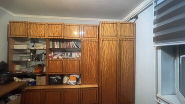 кухонные шкафы напольные: Секционная деревянная стенка с текстурой под дерево, предназначенная