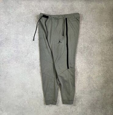 Спортивные костюмы: Jordan original 
Размер XL
Состояние катышки 
И пятна но их не видно