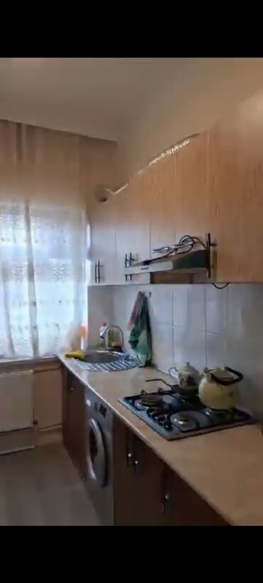 lenkeran kiraye evler ayliq: Nərmanov metrosun bir adimliqi Alyar Əliyev küçəsi Olimp Pub yani.4/2
