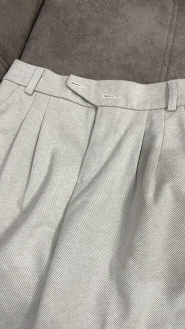 Women's Pants: Светло‑серые брюки со стрелками и защипами спереди. Прямой свободный