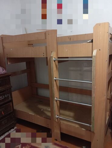бу кровать с матрасом: Двухъярусная кровать из ЛДСП (цвет: светлый дуб/бук). Компактное